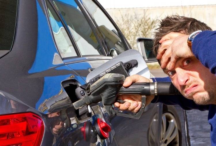 
Цены на бензин в России: почему они растут и какие шаги предпринимает правительство                