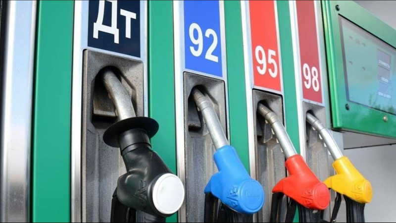 
Цены на бензин в России: почему они растут и какие шаги предпринимает правительство                