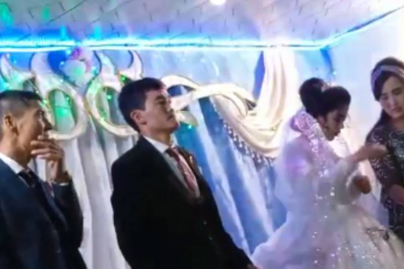 
Чем закончилась история с невестой, которую ударил жених на свадьбе в Узбекистане                
