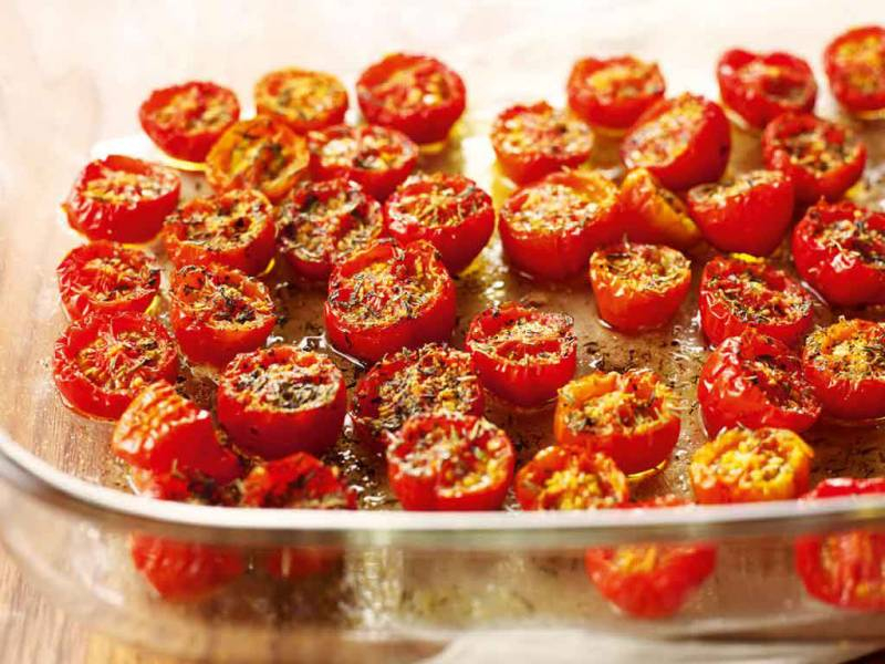 
Делаем запасы на зиму: быстрый и простой рецепт пикантных вяленых томатов                