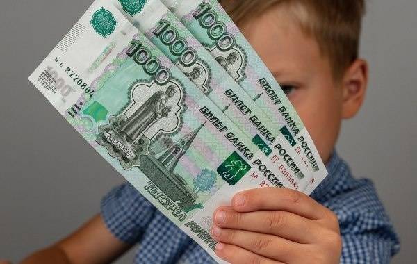 
Кому в 2022 году положены выплаты в размере 5 000 и 10 000 рублей к школе                