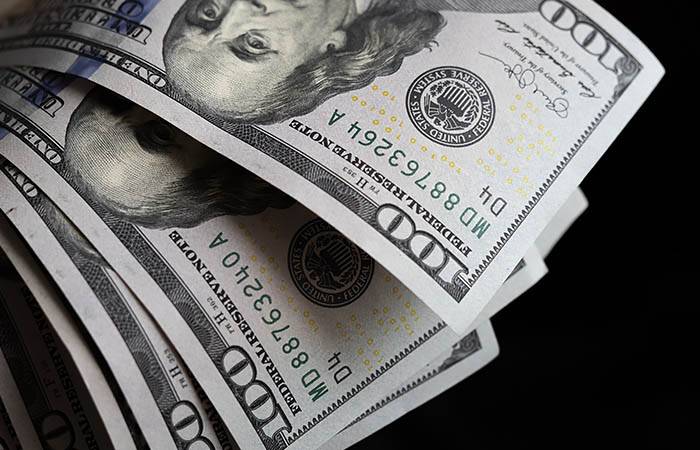 
Обесценивание доллара: почему наличная американская валюта в России может превратиться в простые бумажки                