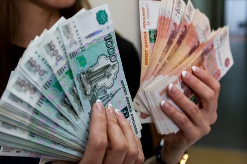 
Россияне получат от государства 350 тысяч рублей с 1 июля 2022 года: кто и как сможет воспользоваться деньгами                