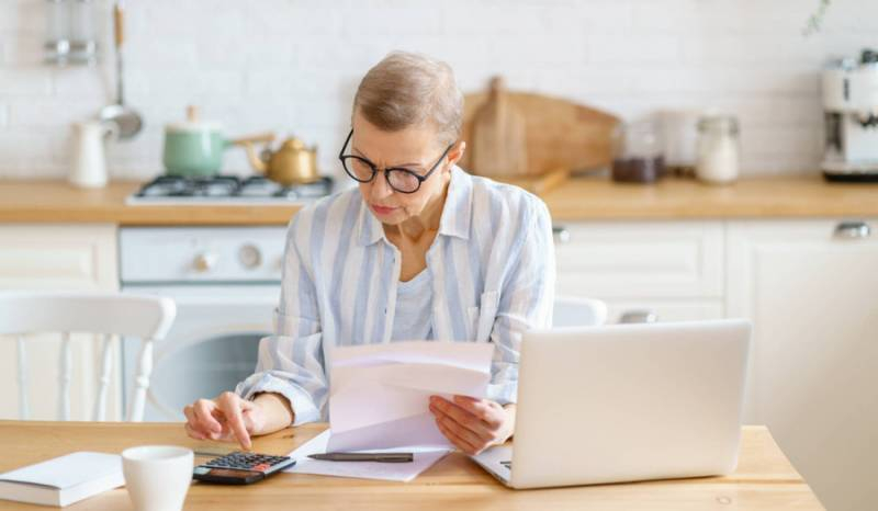 
Удобные выплаты: как оформить и получать пенсию на дом                