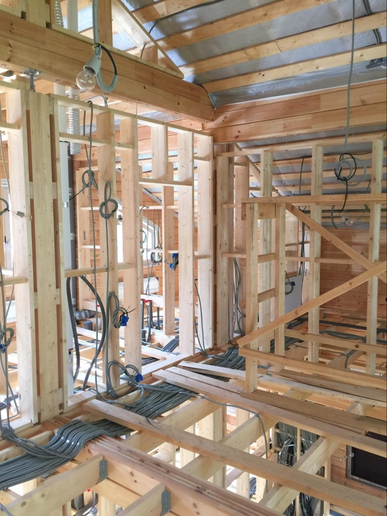 Как сделать электропроводку в доме из бруса