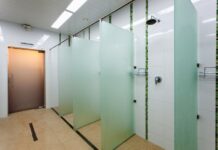 Перегородка для ванной: выбор материала