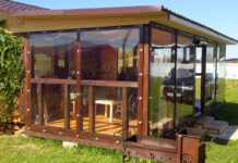 Из чего и как делают мягкие окна для беседок?