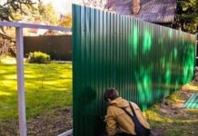 Монтаж забора из профнастила