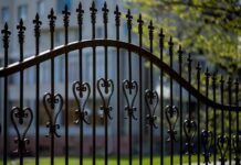 Как покрасить металлический забор своими руками