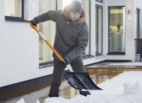 Уборка снега с крыш: особенности процедуры