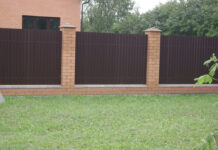 Заборы из профнастила: популярный выбор в качестве ограды для дома