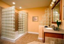 Разграничение пространства туалетных и душевых комнат с использованием перегородок