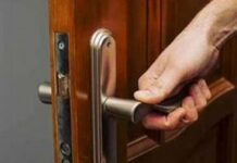Как вскрыть замок на входной двери?