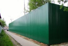 Почему стоит выбрать профнастил для забора?