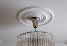 Гипсовый декор на потолке и гладкие розетки: применение в интерьере