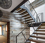 Деревянная лестница в современном интерьере
