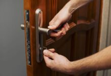 Как правильно заменить замок в металлической двери?