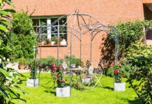 Кованая беседка для дачи — доступная роскошь и комфорт