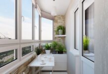 Как сэкономить на остеклении балкона?