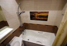 Как произвести отделку ванной комнаты пластиковыми панелями?