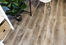 Что представляет собой кварц-виниловая плитка для пола?