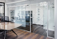 Стеклянные двери для офиса: стильная и практичная конструкция