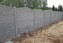 Бетонный секционный забор: защитное и декоративное обрамление территории