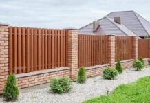 Современный забор из евроштакетника