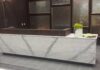 Стойки-ресепшн из искусственного камня: какие лучше выбрать?