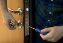 Когда нужно менять замки на входной двери?