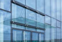 Выбираем стеклянный козырёк для фасада здания