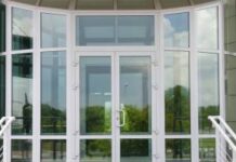 Противопожарные двери со стеклом: какие выбрать?