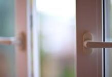 Почему появляется треск при эксплуатации пластиковых окон?