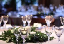 Преимущества аренды банкетных столов