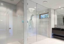 Основные преимущества и недостатки стеклянной перегородки для душевой