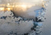 Почему окна на балконе промерзают и как этого избежать?