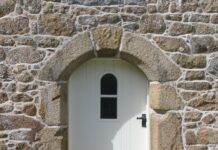 Где применяется замковый камень?