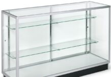 Как выбрать стеклянную витрину для магазина