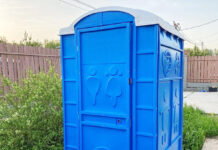 Какими бывают туалетные кабины для дачи?