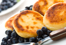 Сколько по времени жарить сырники?