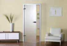 Межкомнатные двери из стекла: достоинства и недостатки