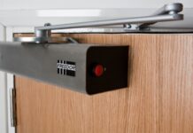 Нужен ли доводчик на дверь