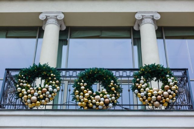 Как украсить балкон и крыльцо к зимним праздникам 
