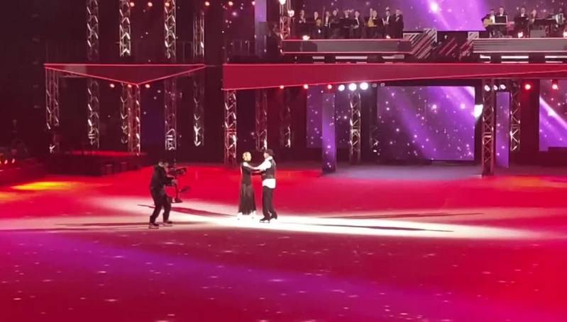 
Роман Костомаров впервые без ног выступил перед зрителями на льду — видео                