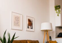 Россиянам назвали способ поклеить обои навсегда