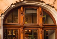 Арочные деревянные окна от Woodcort: сочетание элегантности и новаторства