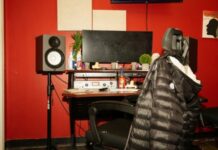 Технологии и комфорт: дизайнеры объяснили, кому подойдет хай-тек в интерьере