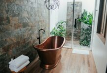 Популярные тренды оформления ванной комнаты в 2024 году: советы дизайнеров по созданию современного интерьера и выбору материалов для ванной