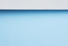 Россиянам объяснили традицию красить полстены в подъезде