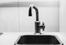 С какой стороны должна быть горячая и холодная вода в кране по правилам?